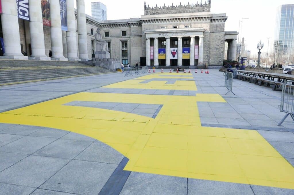 Жест солидарности с Украиной: трогательная надпись перед Дворцом культуры и науки