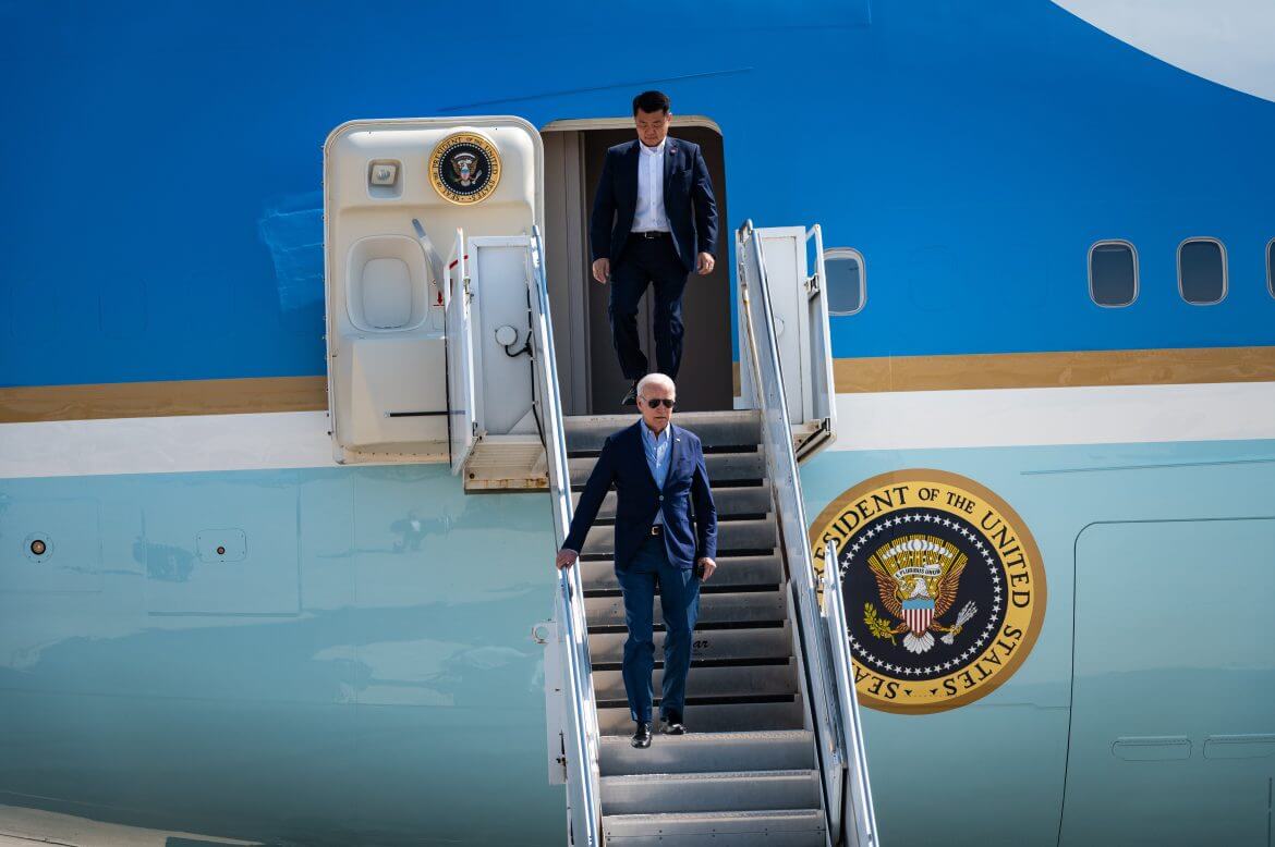 Джо Байден прибудет в Польшу в пятницу, прямо с саммита НАТО в Брюсселе. Однако официальный визит начнется в субботу, 26 марта. В тот же день президент США вернется в Вашингтон.