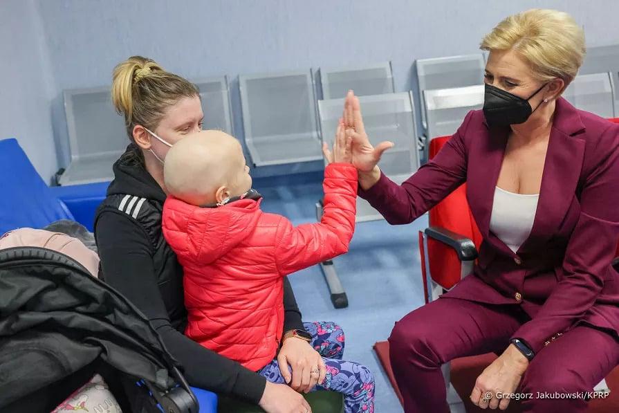 Анджей Дуда в президентском самолете вывез с собой в Италию онкобольных детей из Украины
