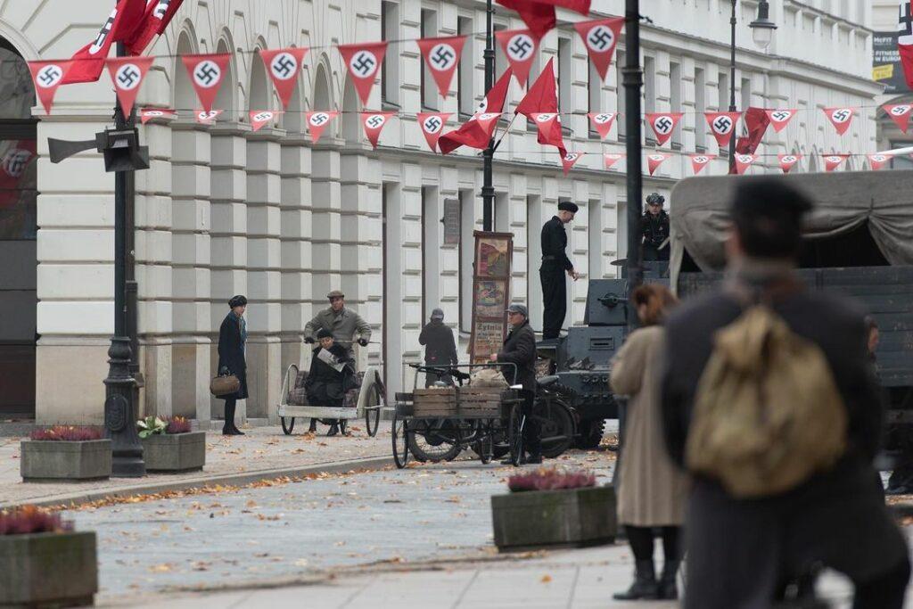 Центр Варшавы стал декорацией для фильмов: жителей испугали нацистские флаги