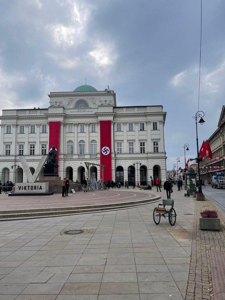 Центр Варшавы стал декорацией для фильмов: жителей испугали нацистские флаги