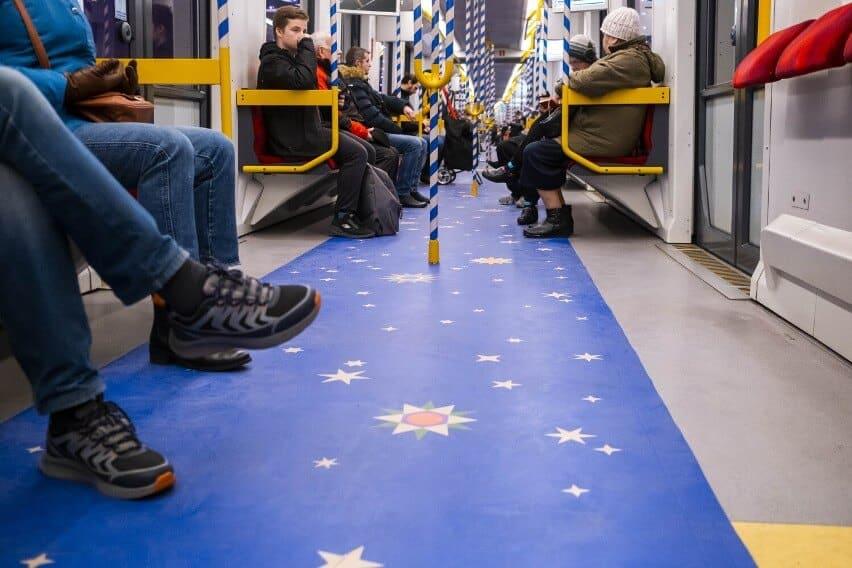 Уникальный рождественский поезд в метро Варшавы: как он выглядит внутри