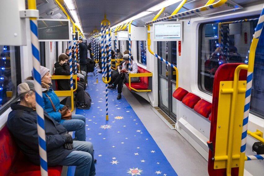 Уникальный рождественский поезд в метро Варшавы: как он выглядит внутри