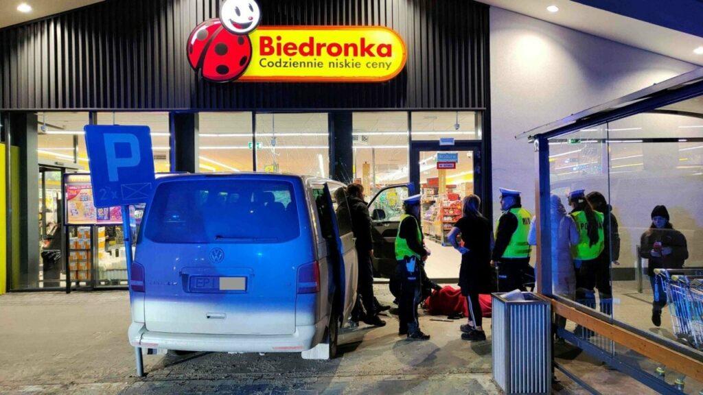 Микроавтобус въехал в магазин Biedronka в Пётркуве