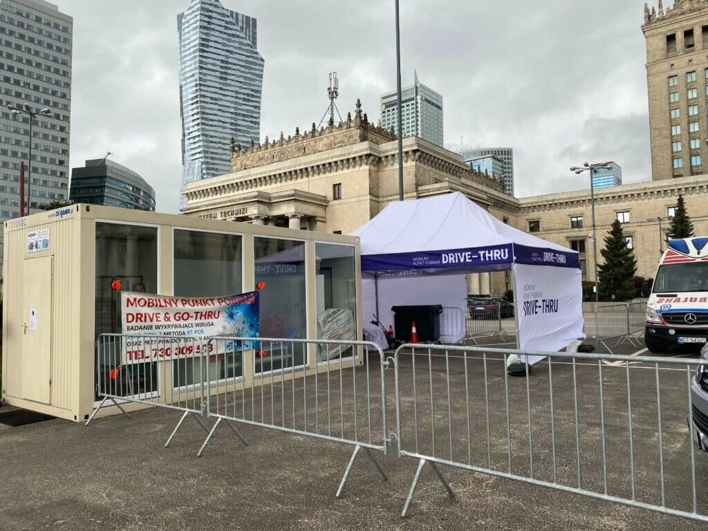 Мобильный пункт сдачи теста на коронавирус в центре Варшавы